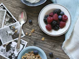 Framboises et crème vues de dessus