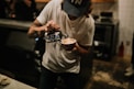 un homme préparant un café latte