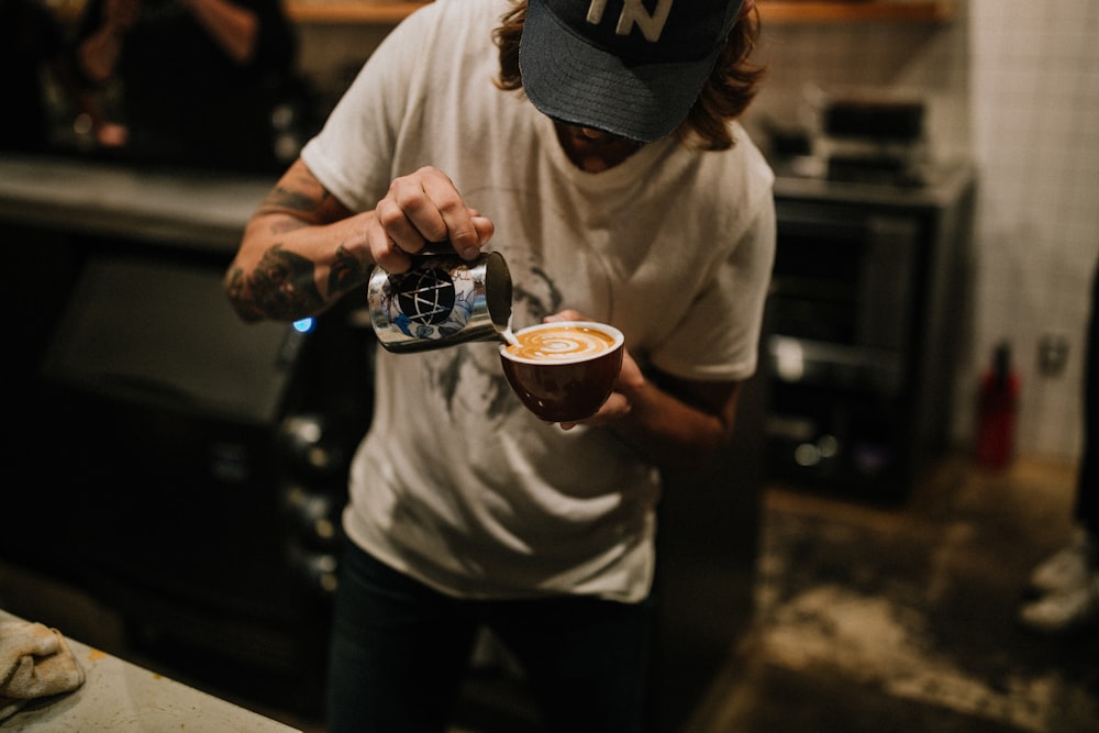 homem fazendo café com leite