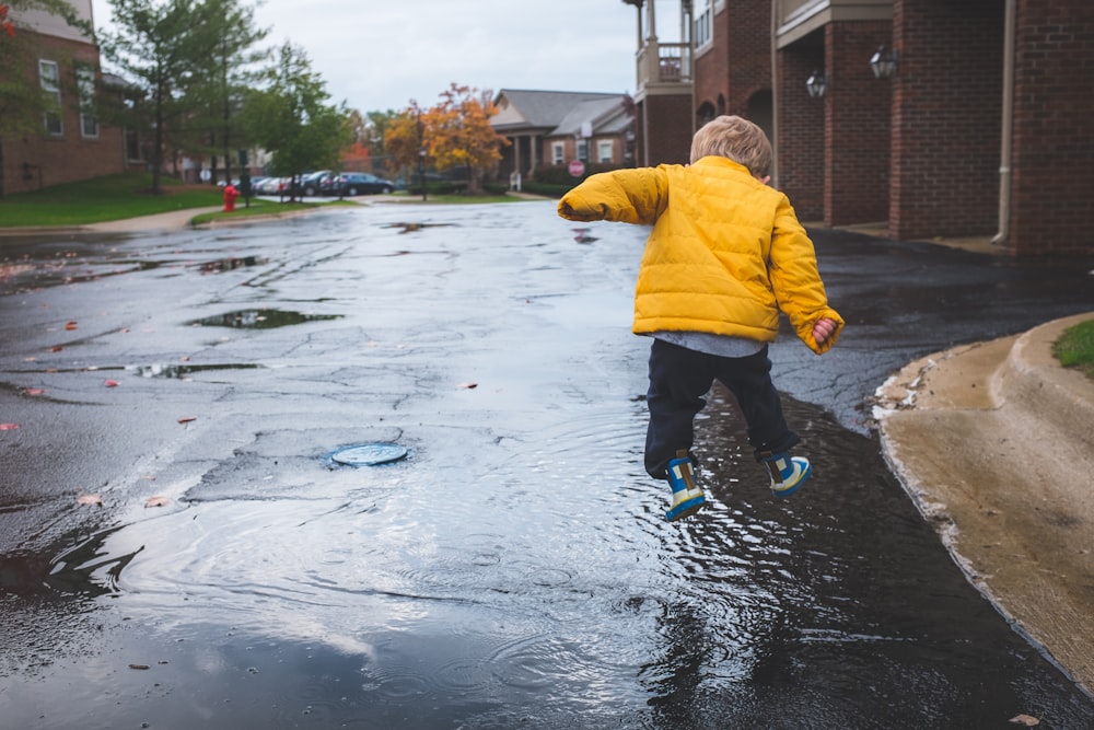 Junge springt tagsüber aufs Wasser