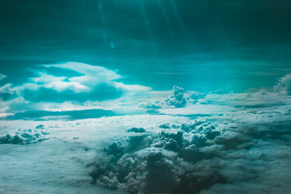 짙은 회색 구름의 항공 사진