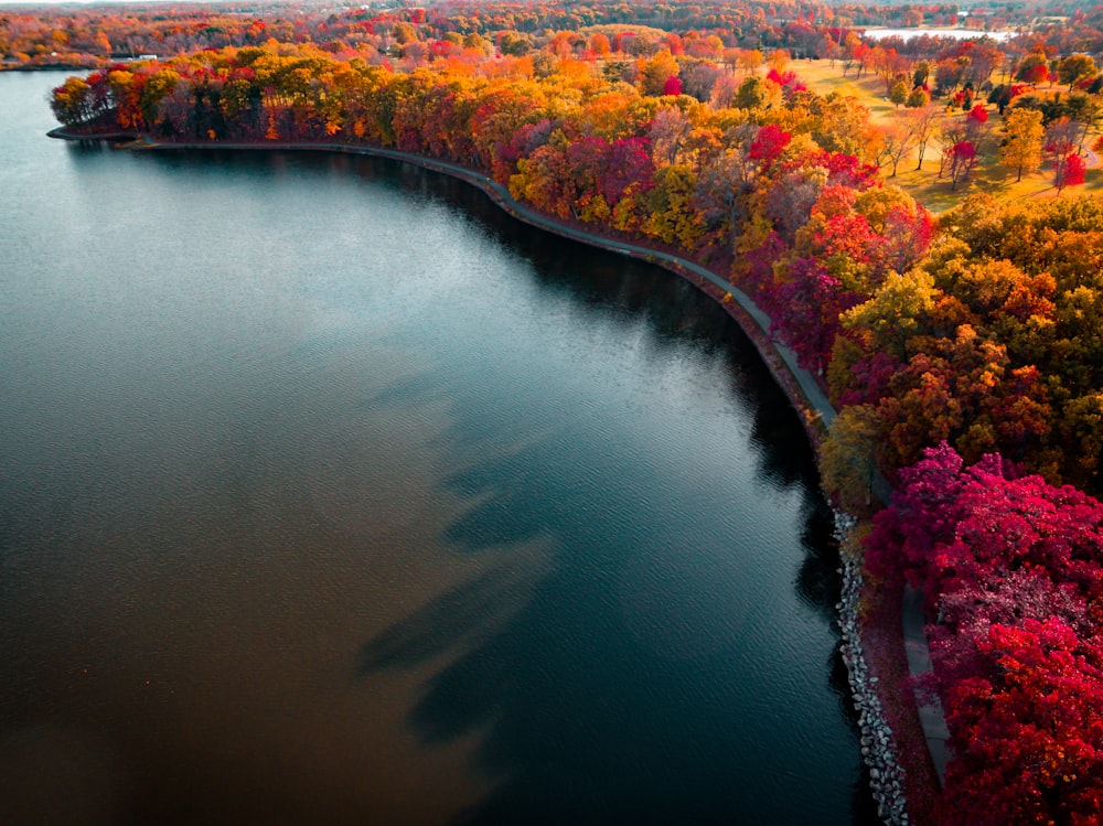 Photographie de vue aérienne d’un plan d’eau