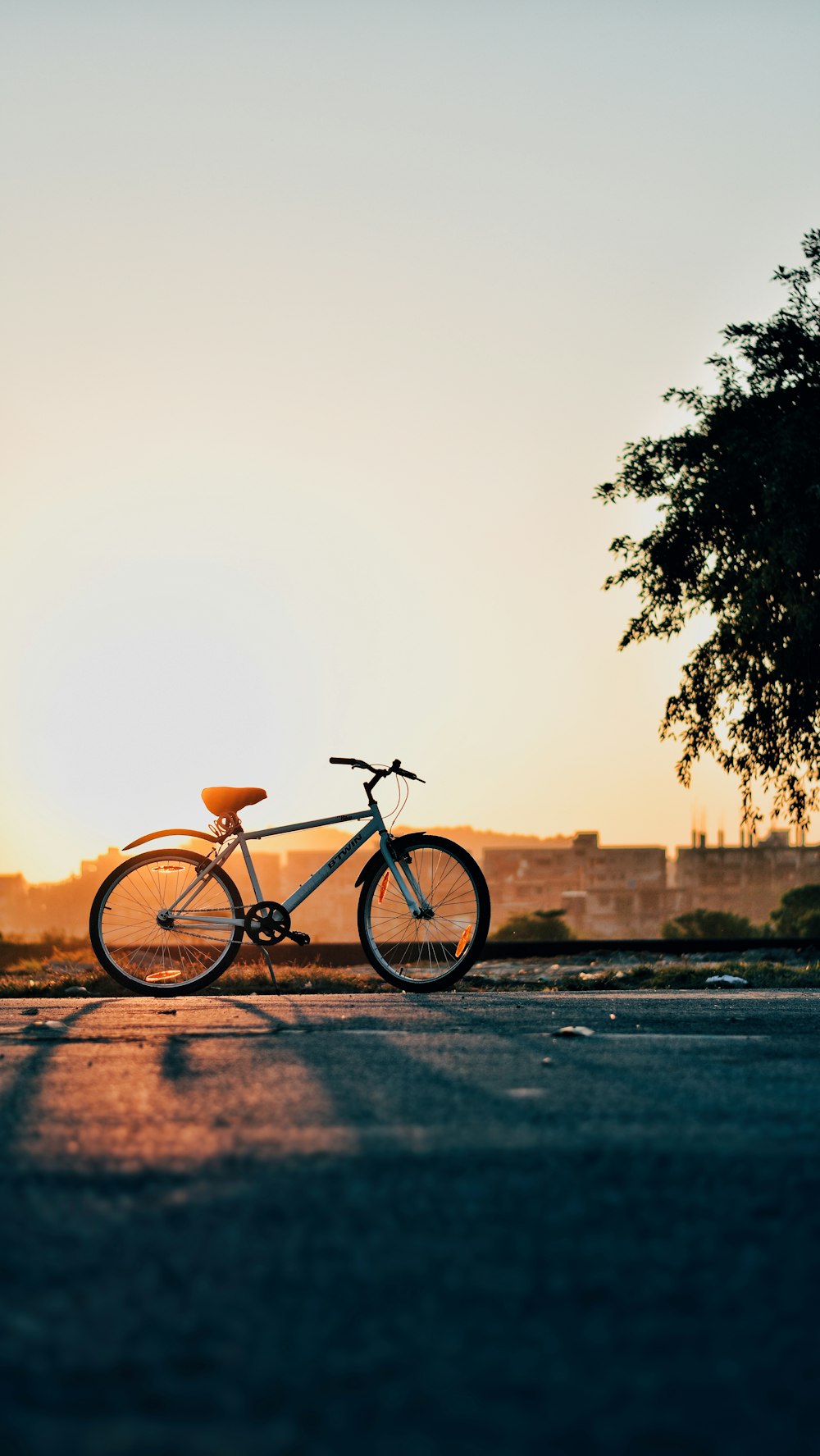 Silueta de la bicicleta blanca durante la salida del sol