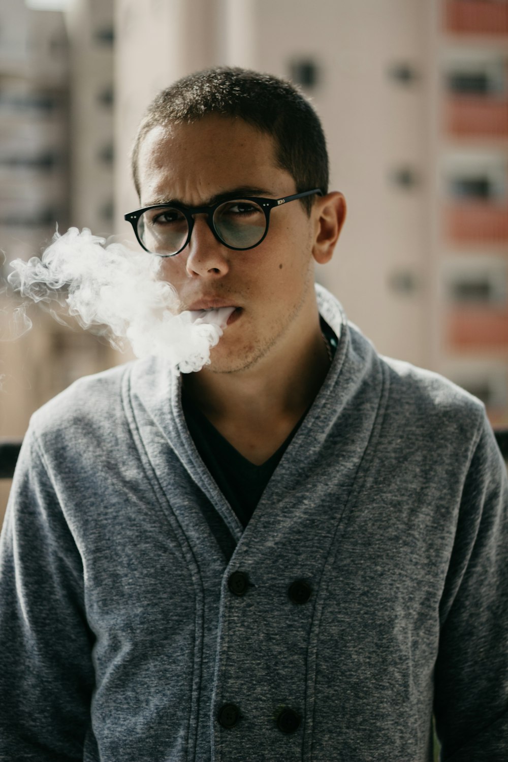 photo de mise au point sélective d’un homme fumant une cigarette pendant la journée