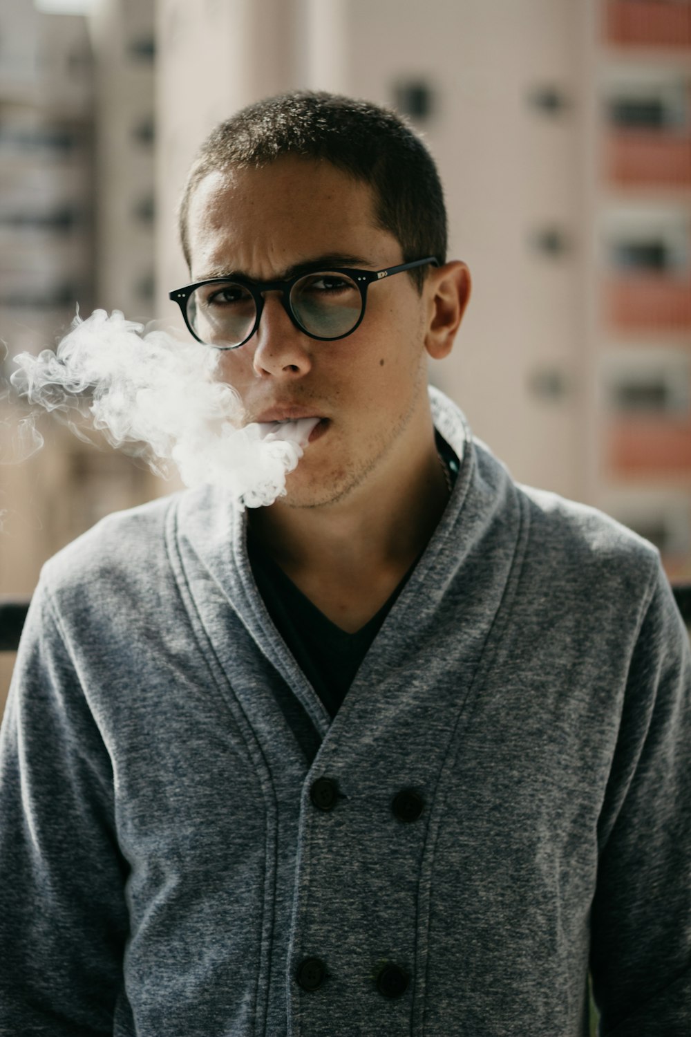 昼間にタバコを吸う男性のセレクティブフォーカス写真