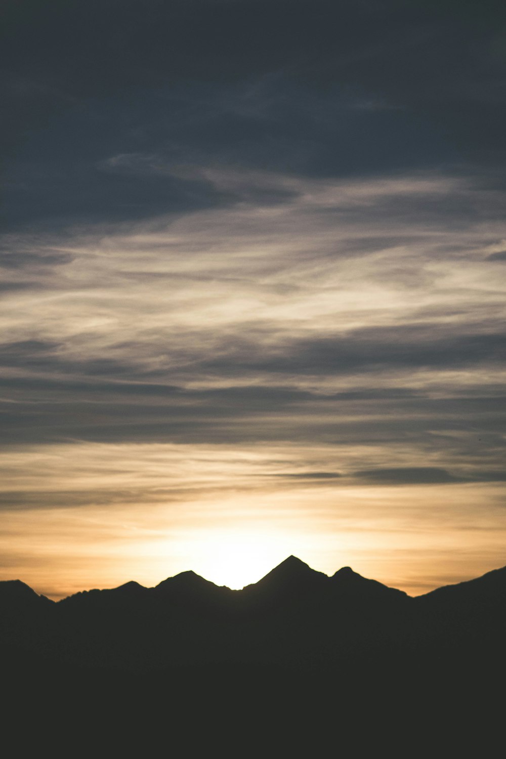 silhouette de paysage de montagne au coucher du soleil