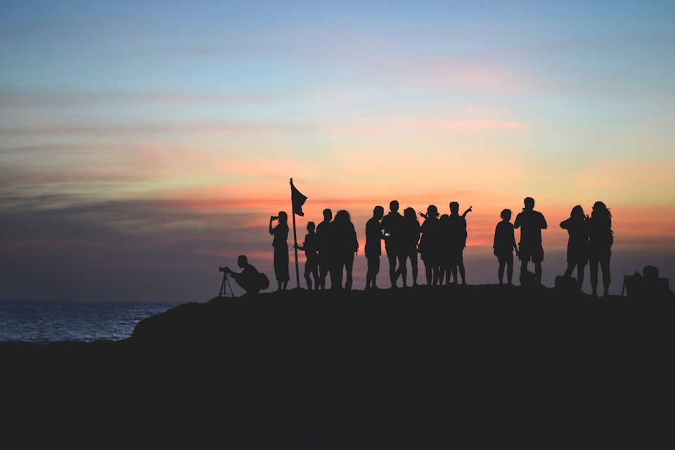 Bild von einem Team, welches gemeinsam den Sonnenuntergang betrachtet