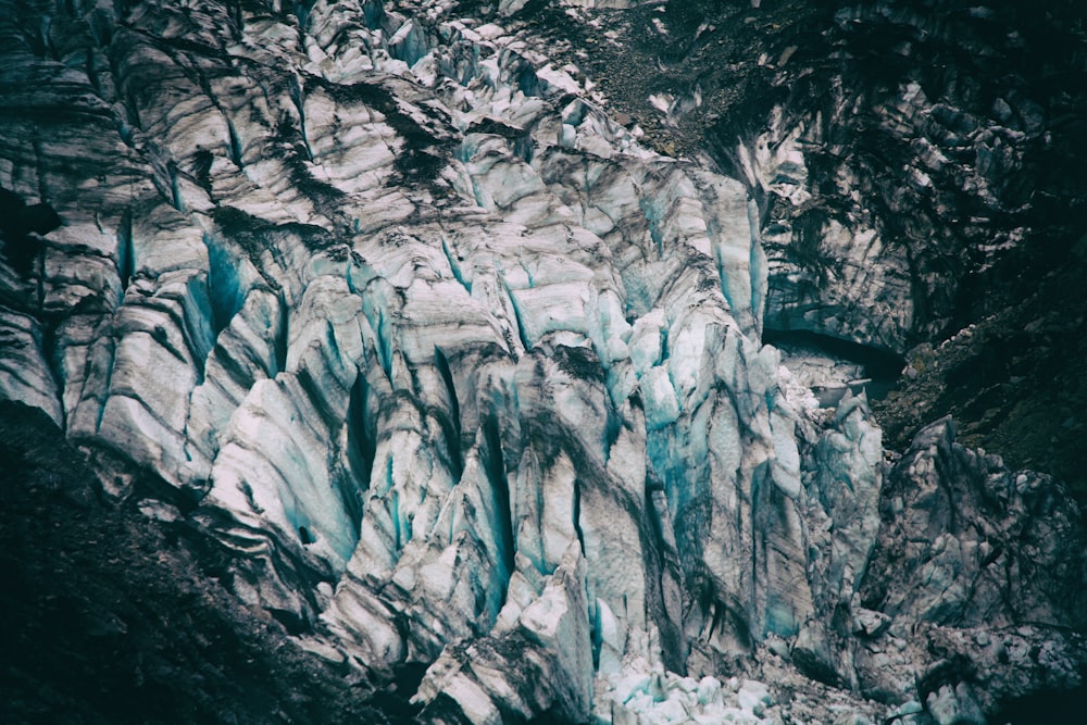Foto aus der Vogelperspektive der schneebedeckten Alpenberge