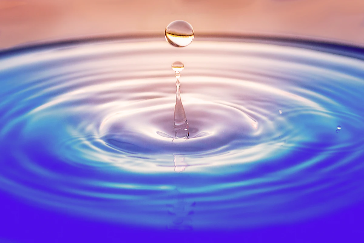 A clear water droplet, symbolic of Shaucha, purity of body and mind