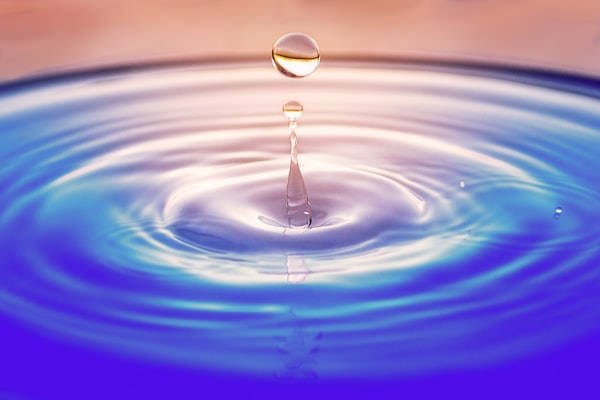 Heldere waterdruppel in detail