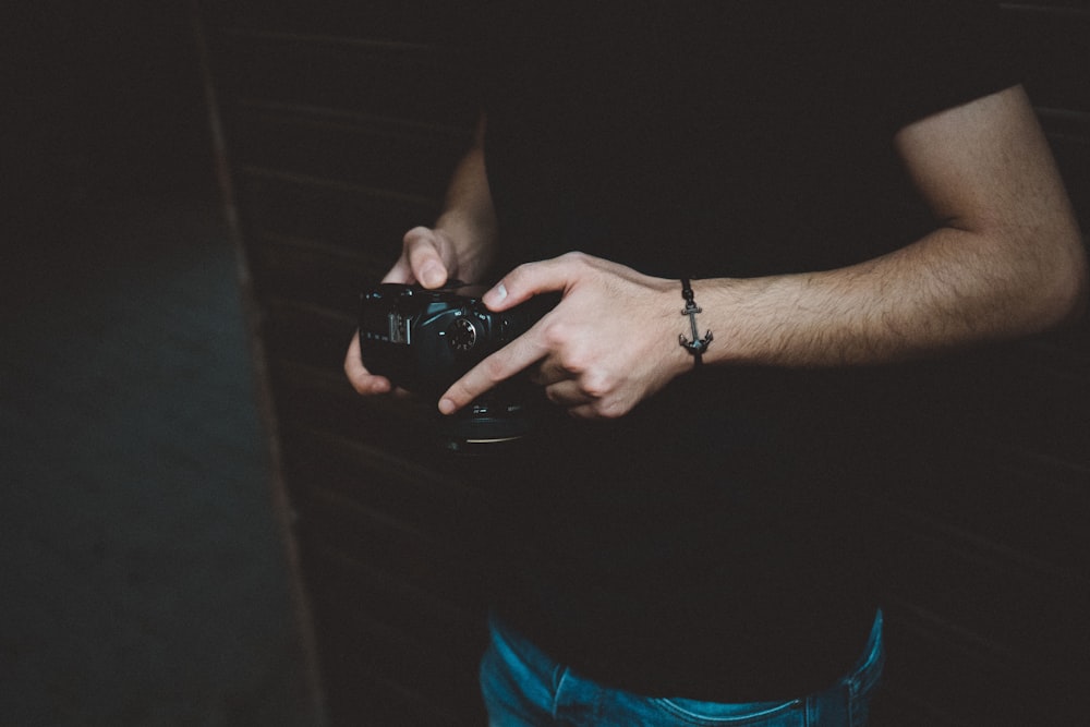 Un uomo che tiene una macchina fotografica in mano