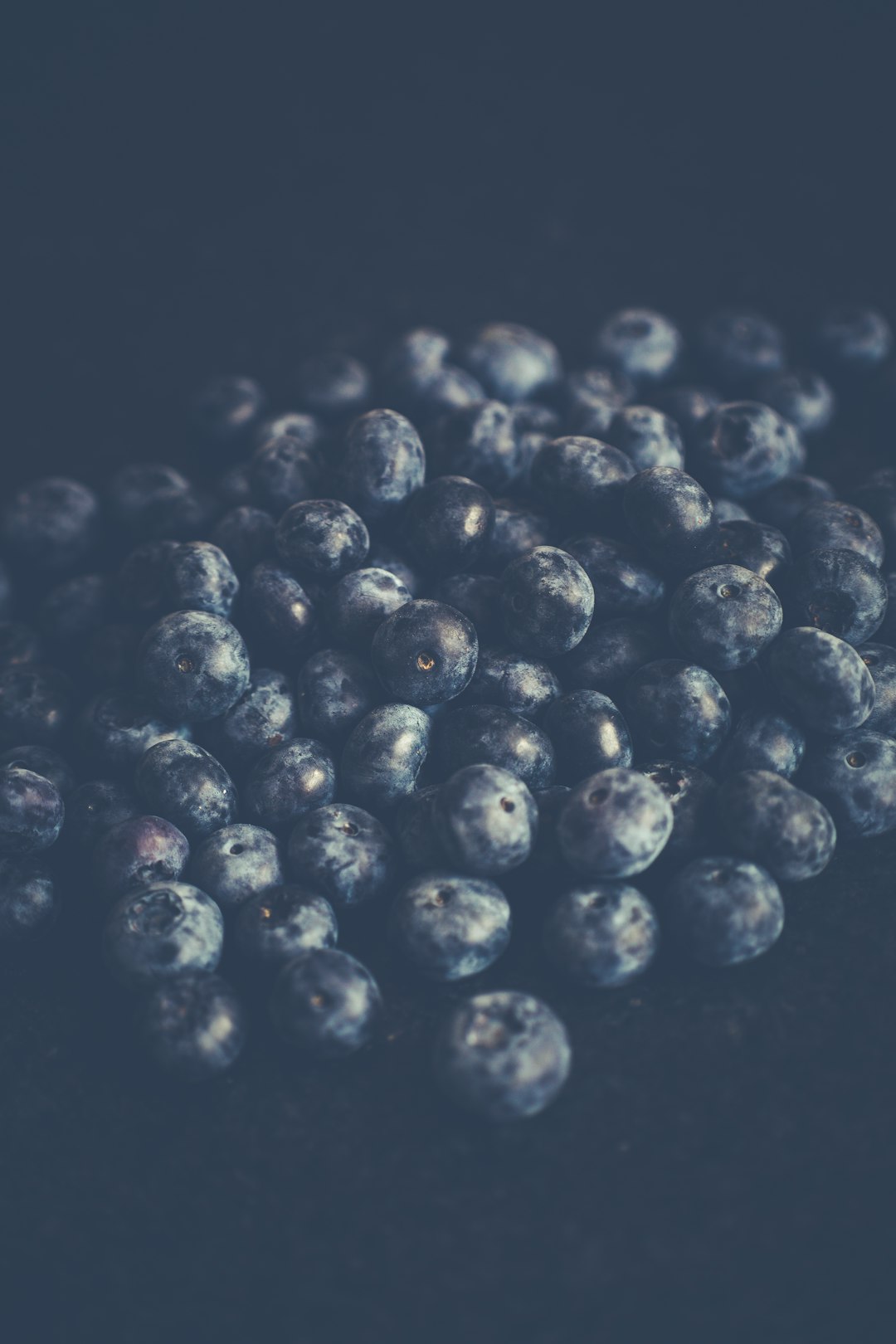 close-up photography of pile of blueberries