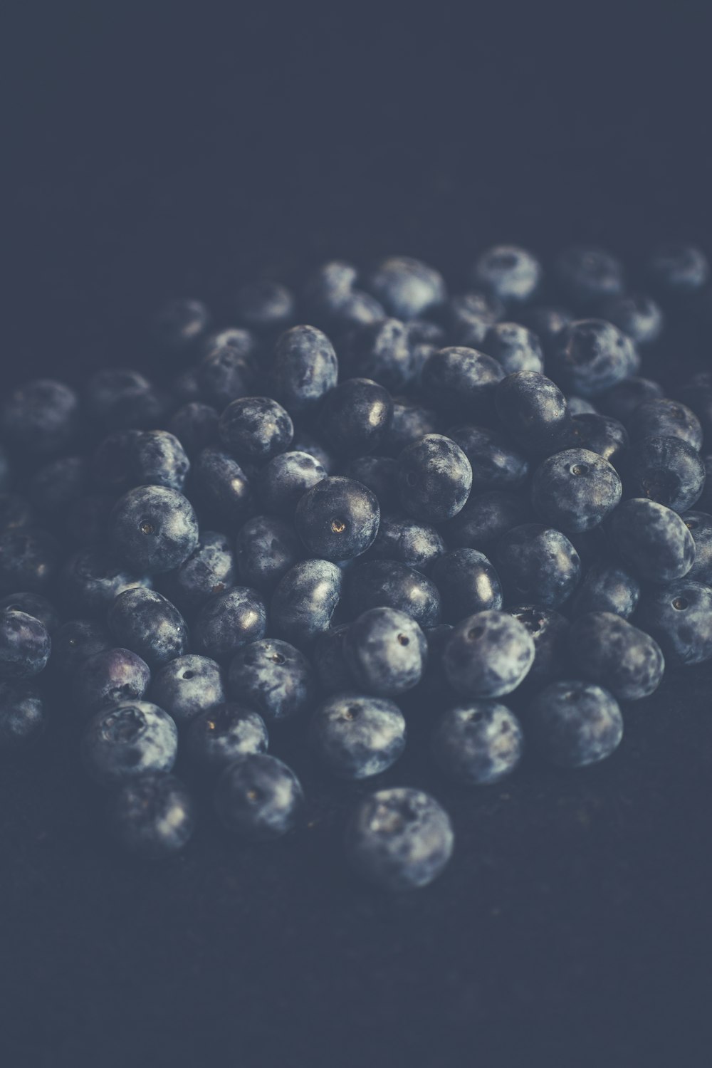 close-up photography of pile of blueberries