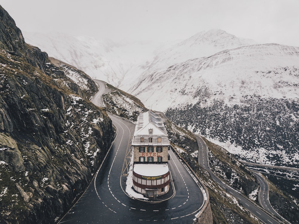 ジグザグ道路の道路近くのコンクリート建物の航空写真