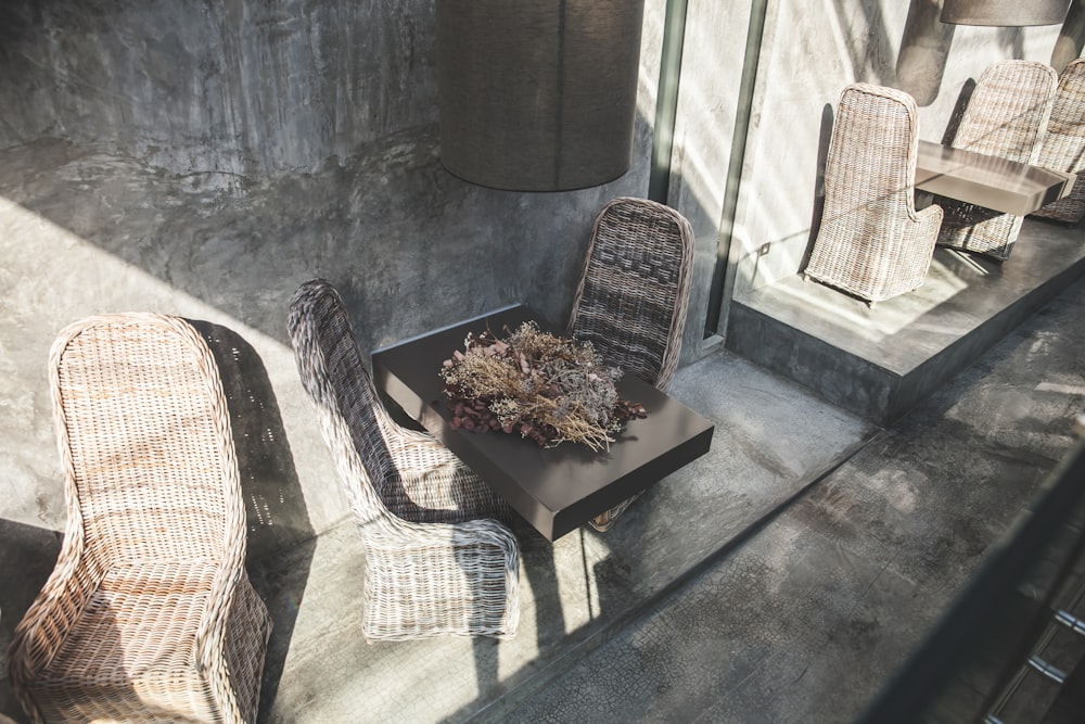 Table carrée en bois brun et deux chaises