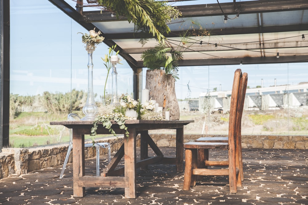 茶色の木製のテーブルに緑の葉の植物