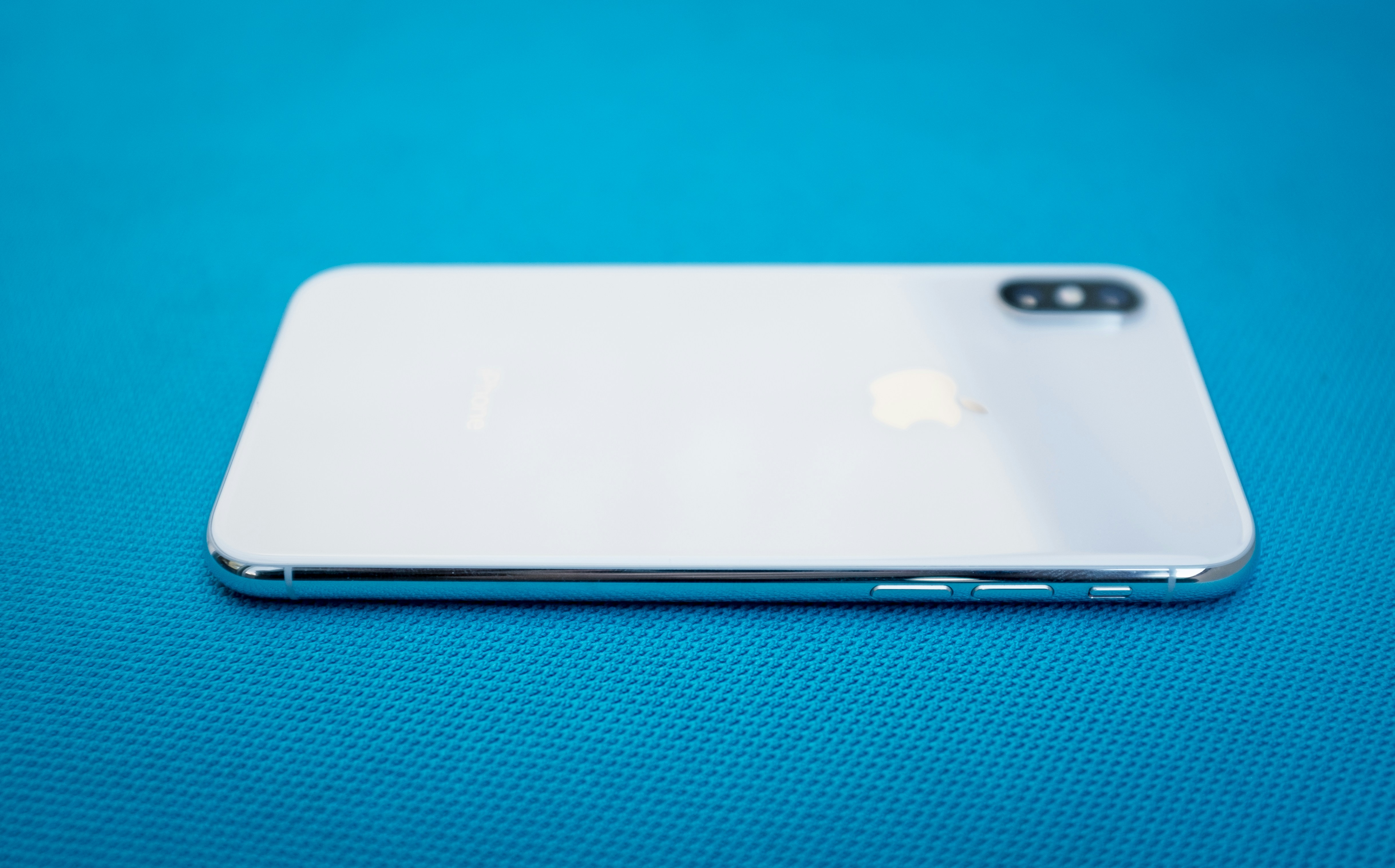 Choose from a curated selection of blue wallpapers for your mobile and desktop screens. Always free on Unsplash.