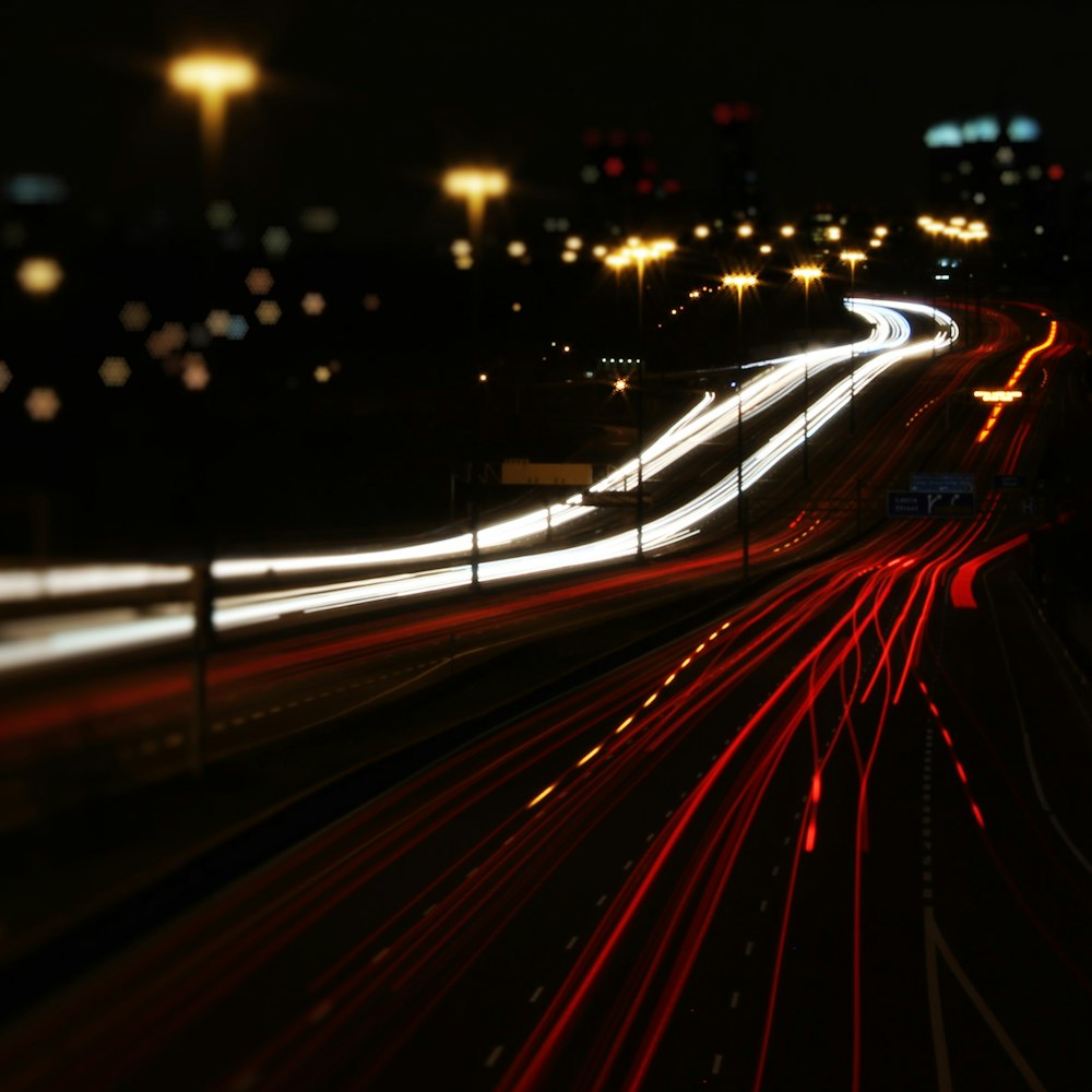 Fotografia time lapse di auto durante la notte