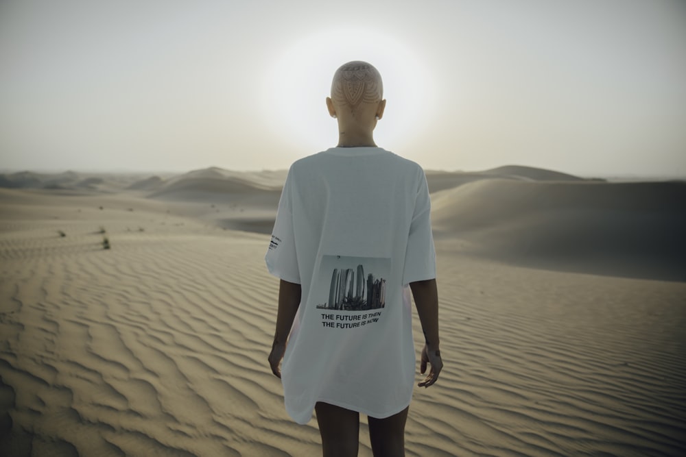 fotografia da mulher em pé no deserto