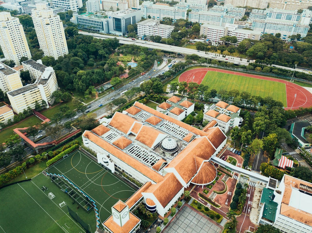 サッカースタジアム近くの茶色と白の建物の航空写真