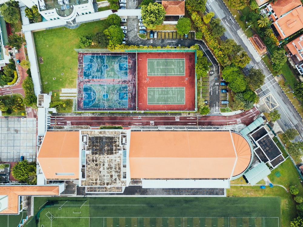 fotografia aérea de estádio e quadras