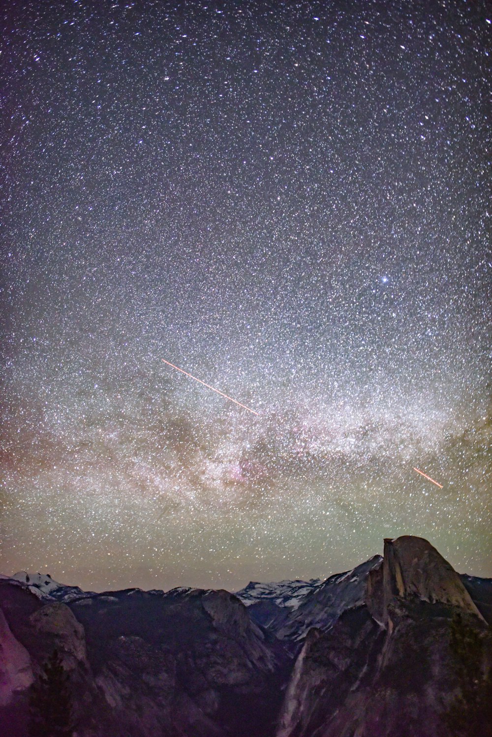 Foto di montagna con la Via Lattea