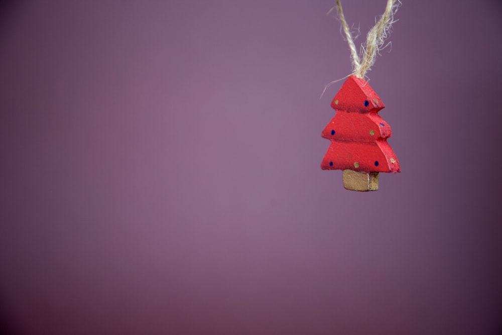 吊り下げられた赤い木製のクリスマスツリーの飾り