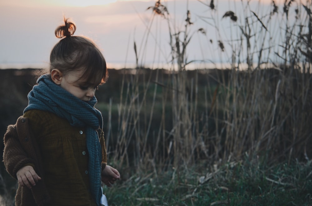 ragazza in cappotto marrone