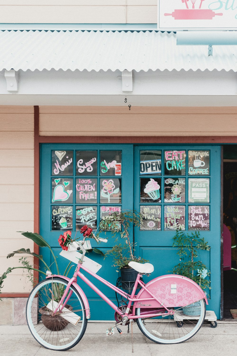 bicicleta cor-de-rosa perto de casa