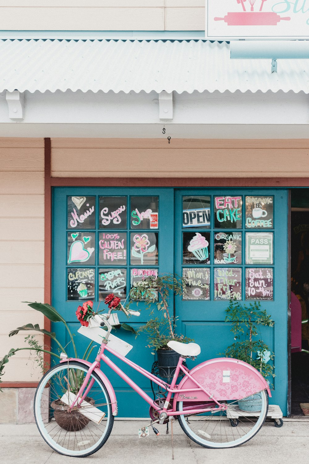 vélo rose près de la maison