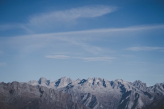 A panoramic view of Idaho’s rugged mountains under a bright blue sky.