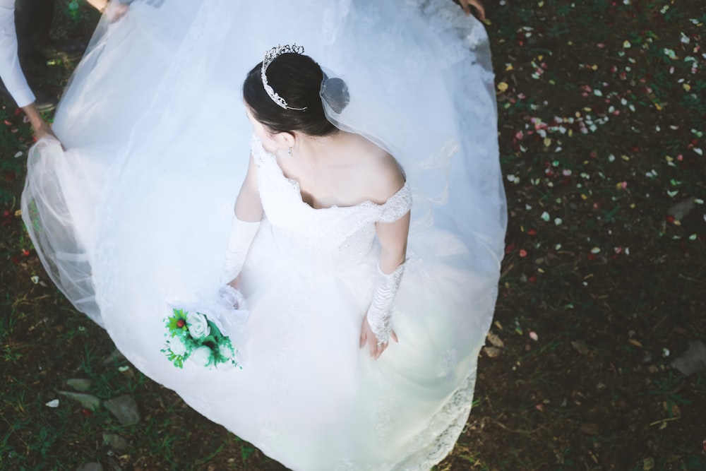 photographie de femme en robe de mariée