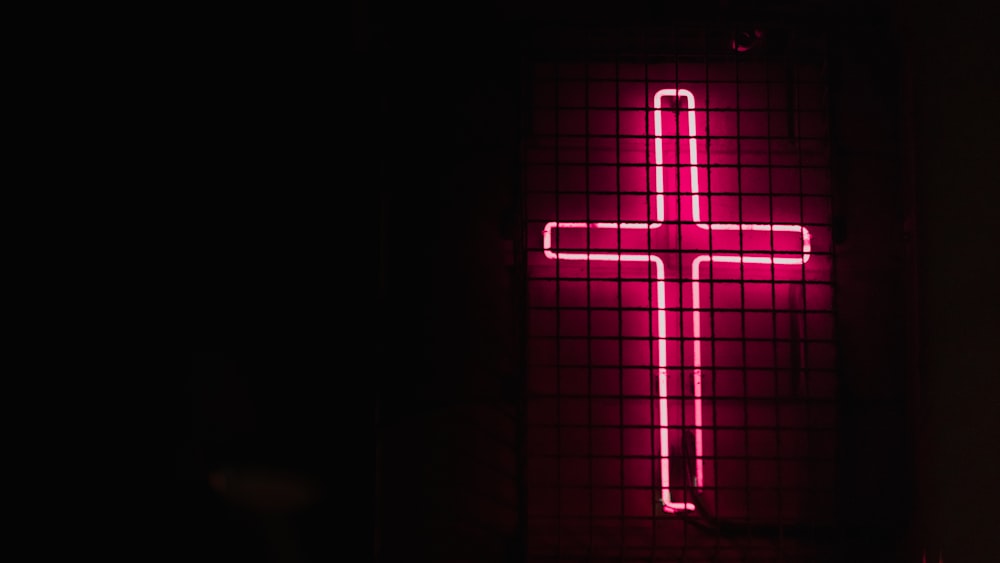 ピンクの十字架のネオンサイネージ