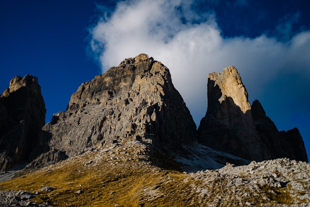 montagne sous ciel bleu