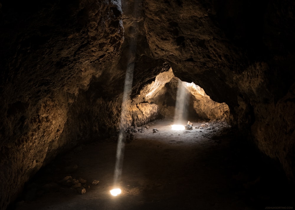동굴 내부를 향한 빛의 사진