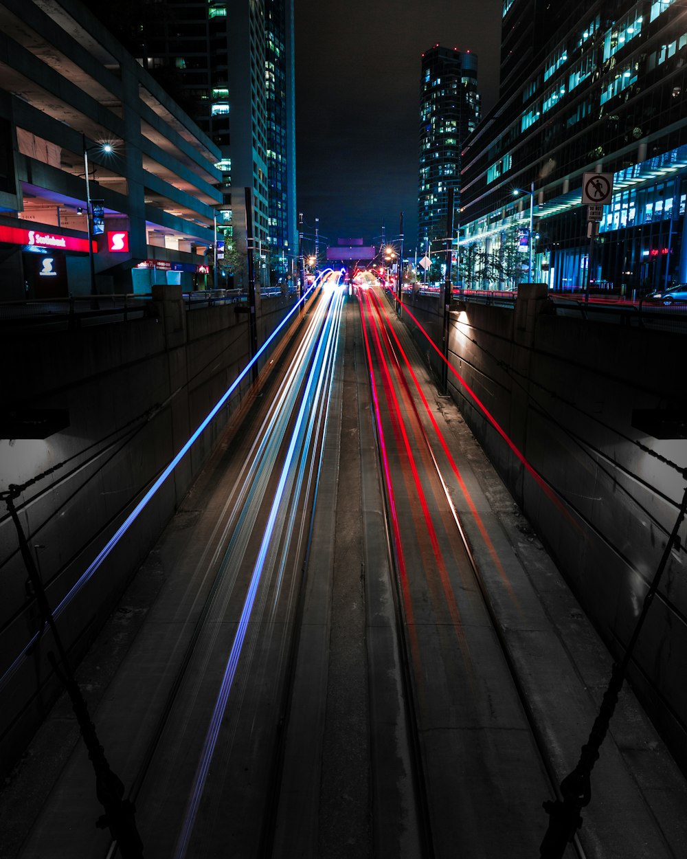 Photographie en accéléré des routes de la ville]