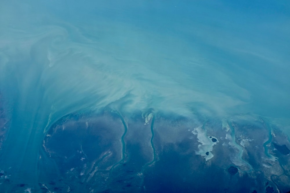 Una vista aérea de un cuerpo de agua