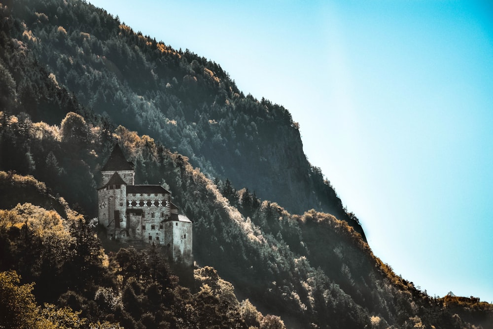 manoir en béton blanc sur la montagne sous un ciel bleu calme