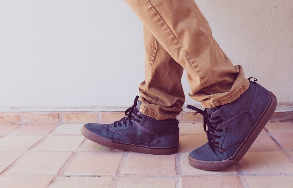 man wearing gray high-to sneakers