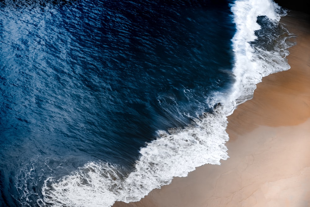 Fotografía aérea de la orilla del mar