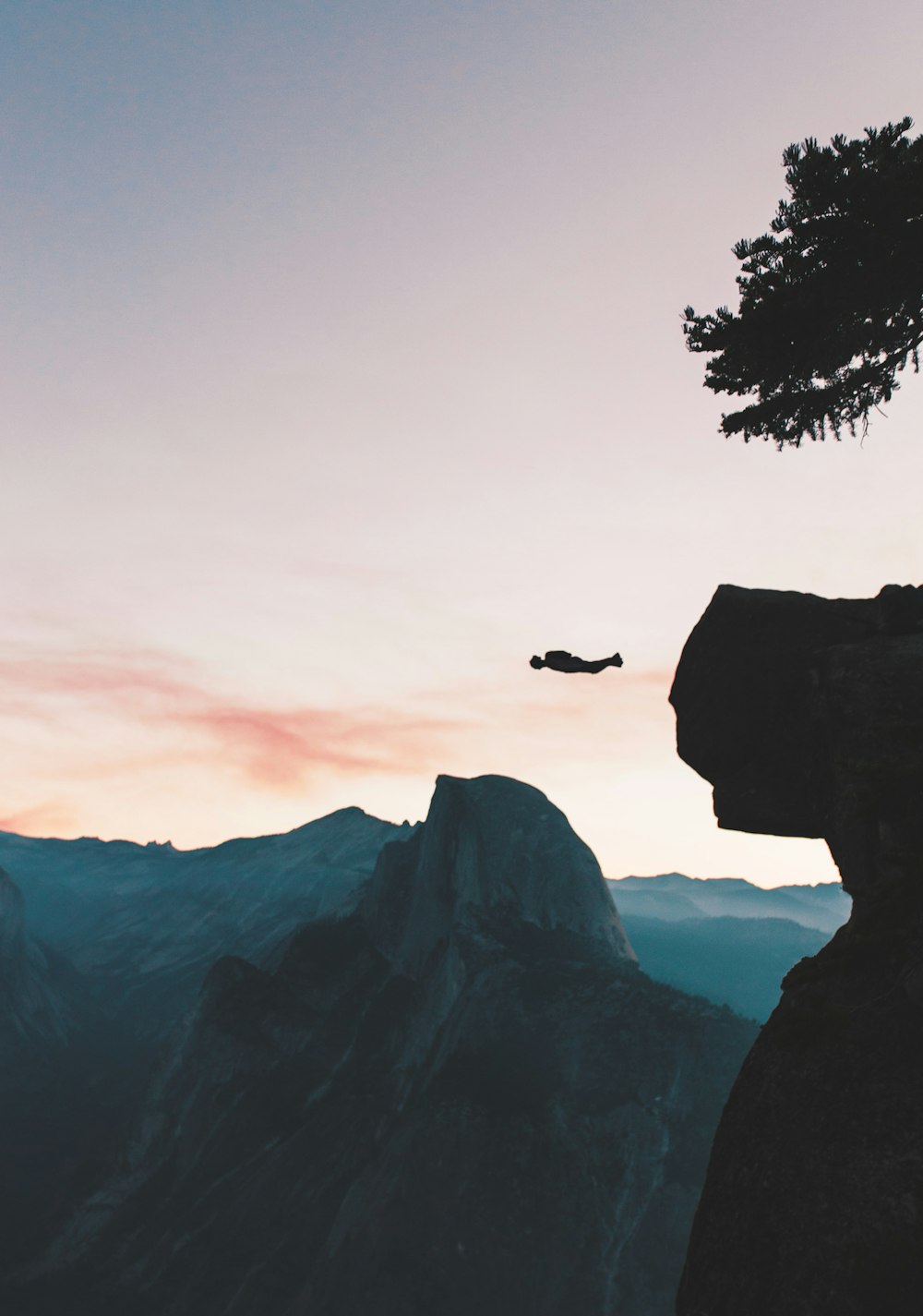 Fotografía de silueta de hombre saltando con paracaídas