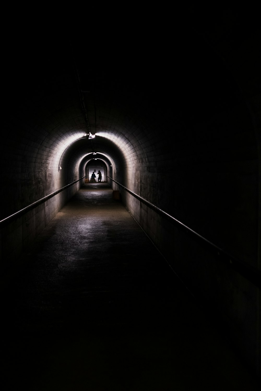 túnel de concreto cinza da cúpula com luz fraca