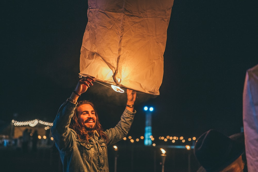 homme tenant une lanterne en papier