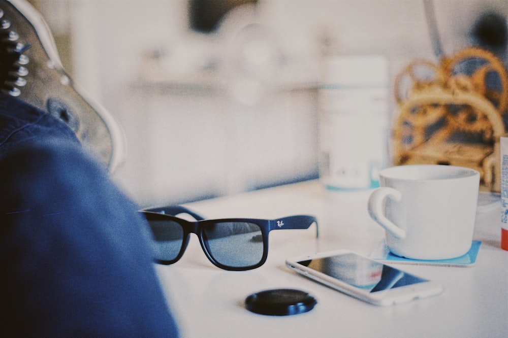 Smartphone junto a gafas de sol