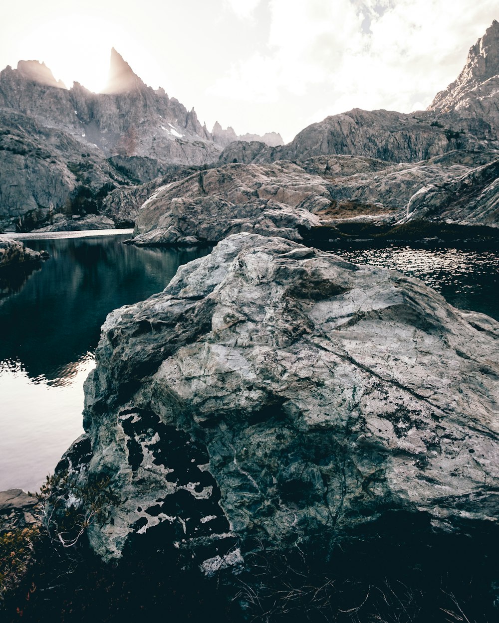 水域近くの岩石層の写真