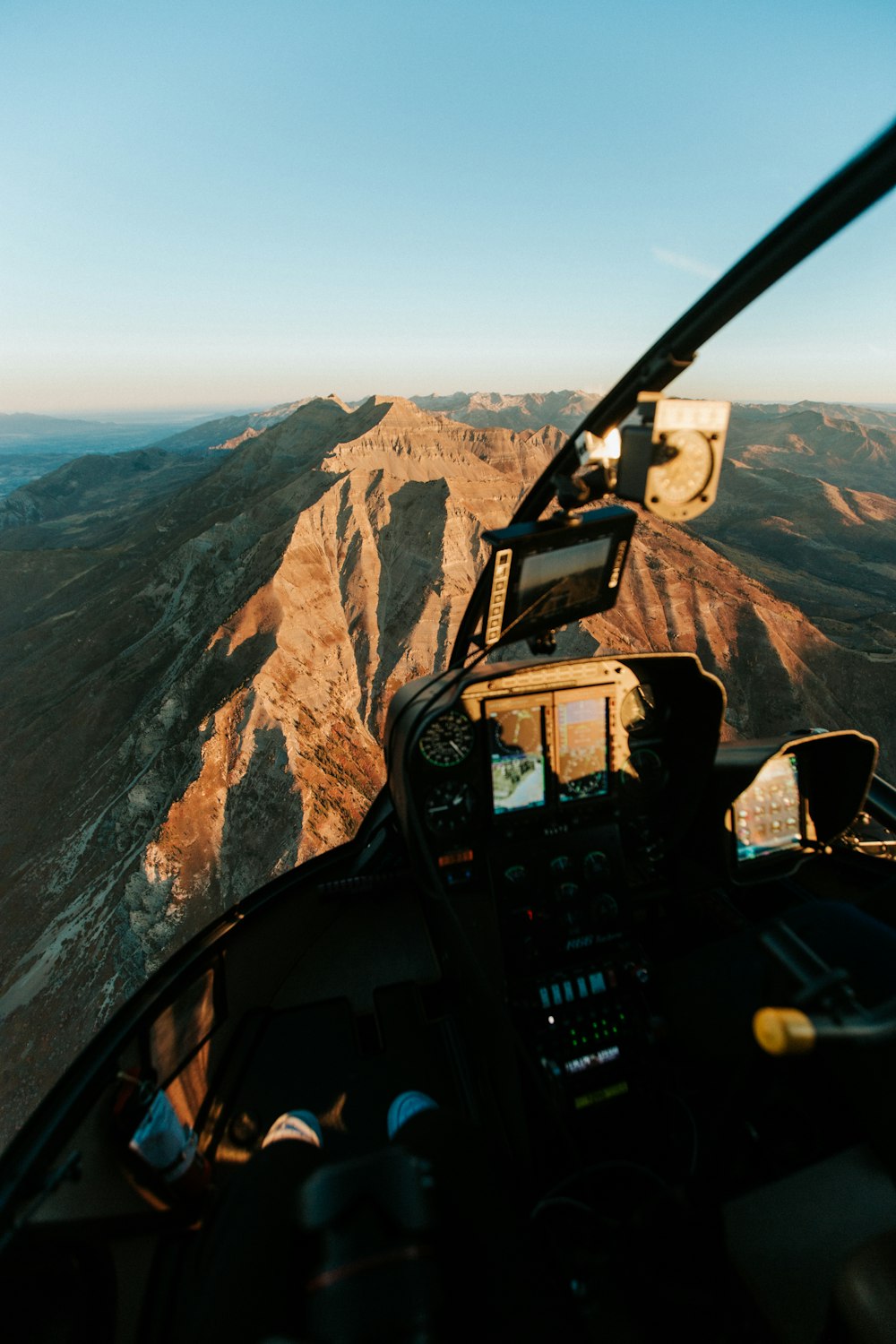 Homem dirigindo avião no topo da montanha