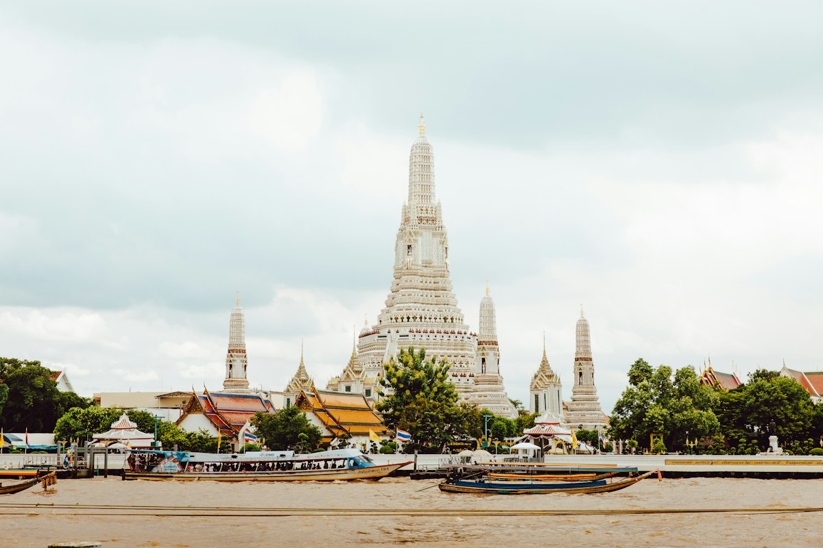 Templo Wat Arun a orillas del río Chao Phraya en Bangkok