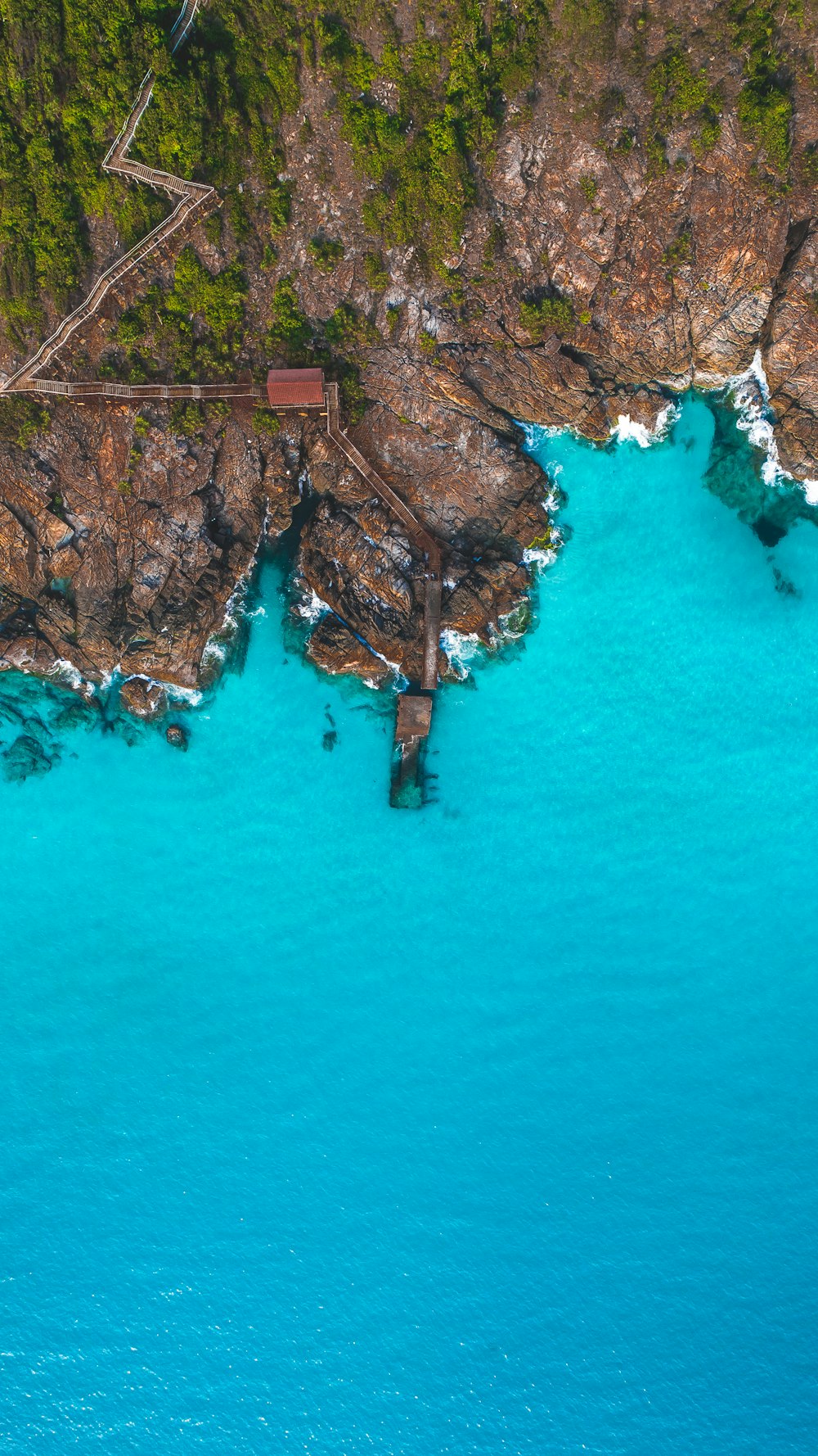 ilha perto do corpo de água