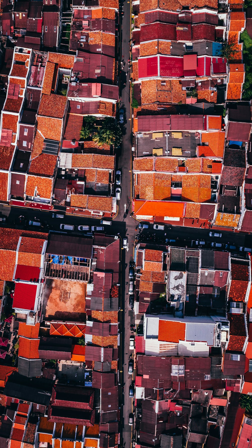 주황색과 빨간색 지붕 도시 풍경의 항공 사진