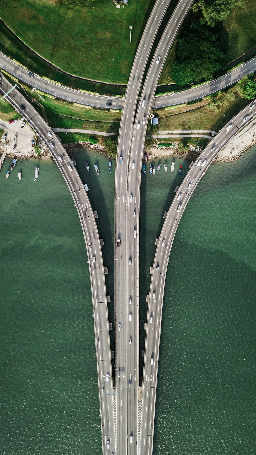 3개의 회색 콘크리트 고속도로